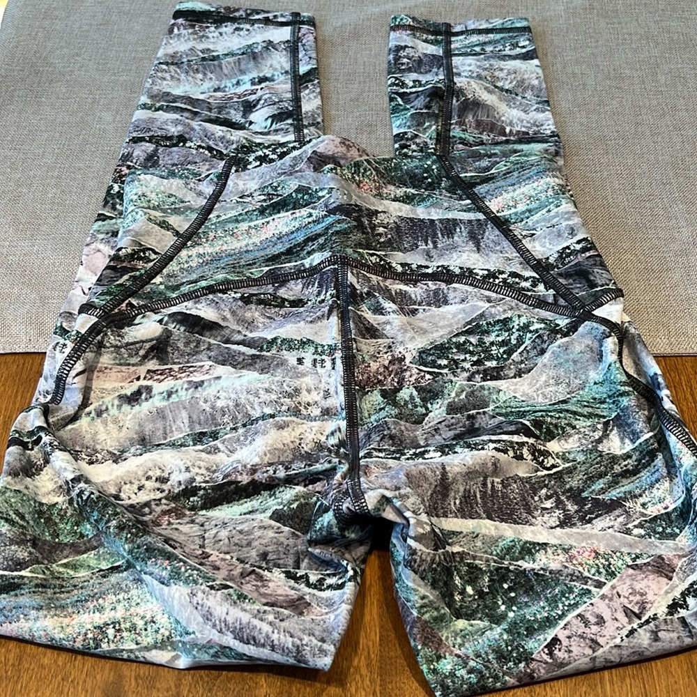 Lululemon Train Times leggings. Size 4. Excellent condition.